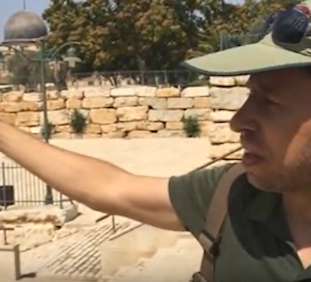 Zachi giving a tour near the Temple Mount