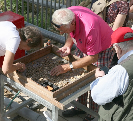 sifting in action - volunteers