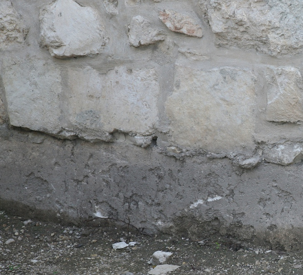 Course of Ashlar stones at the bottom of a wall