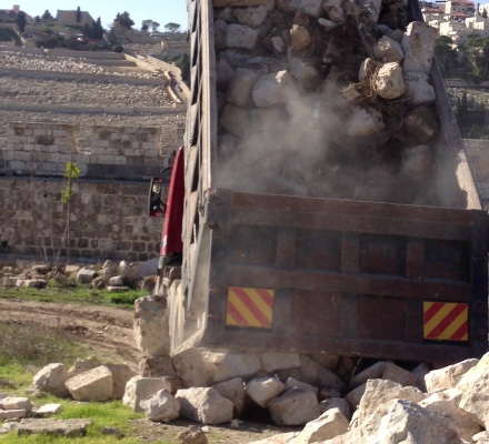 ארועי השבוע האחרון - משאית שופכת אבנים ועפר מהר הבית