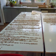 חרסים לספירה על שולחן